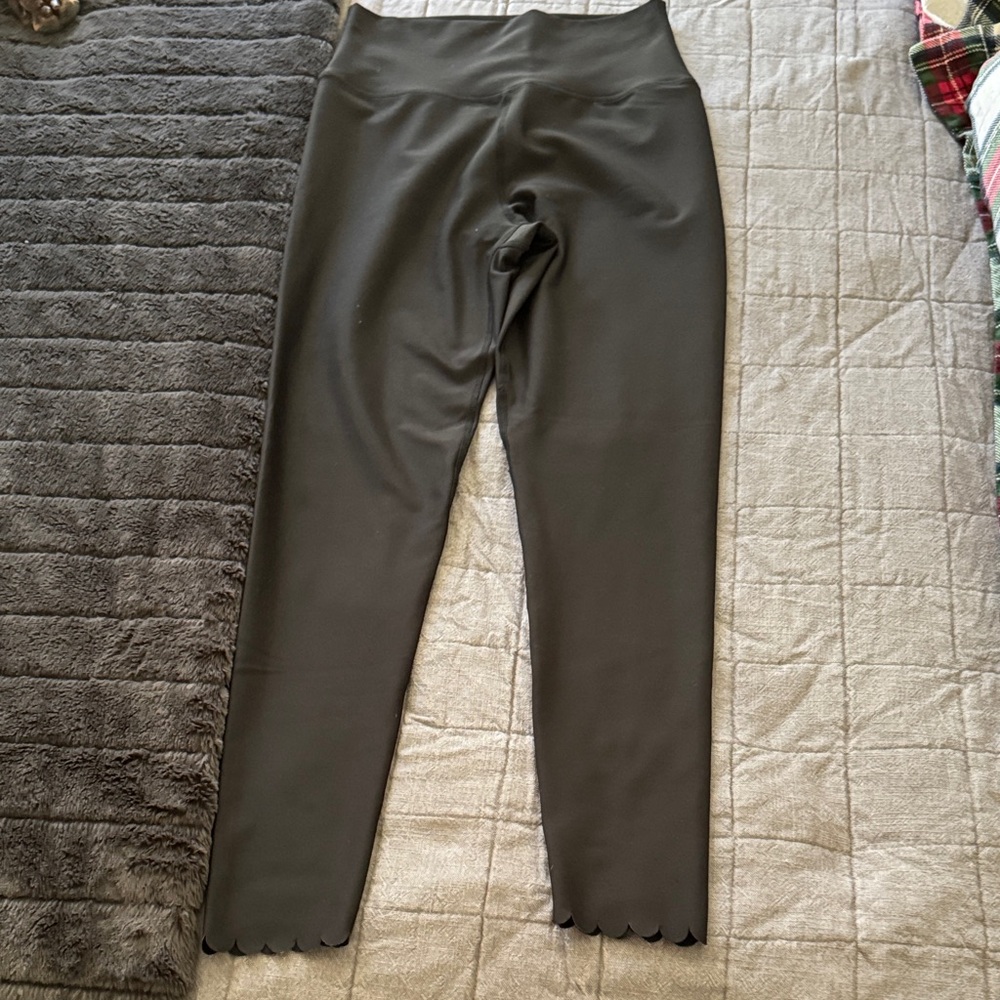 AQUA SCALLOPED HEM LEGGINGS - Black - Size Small